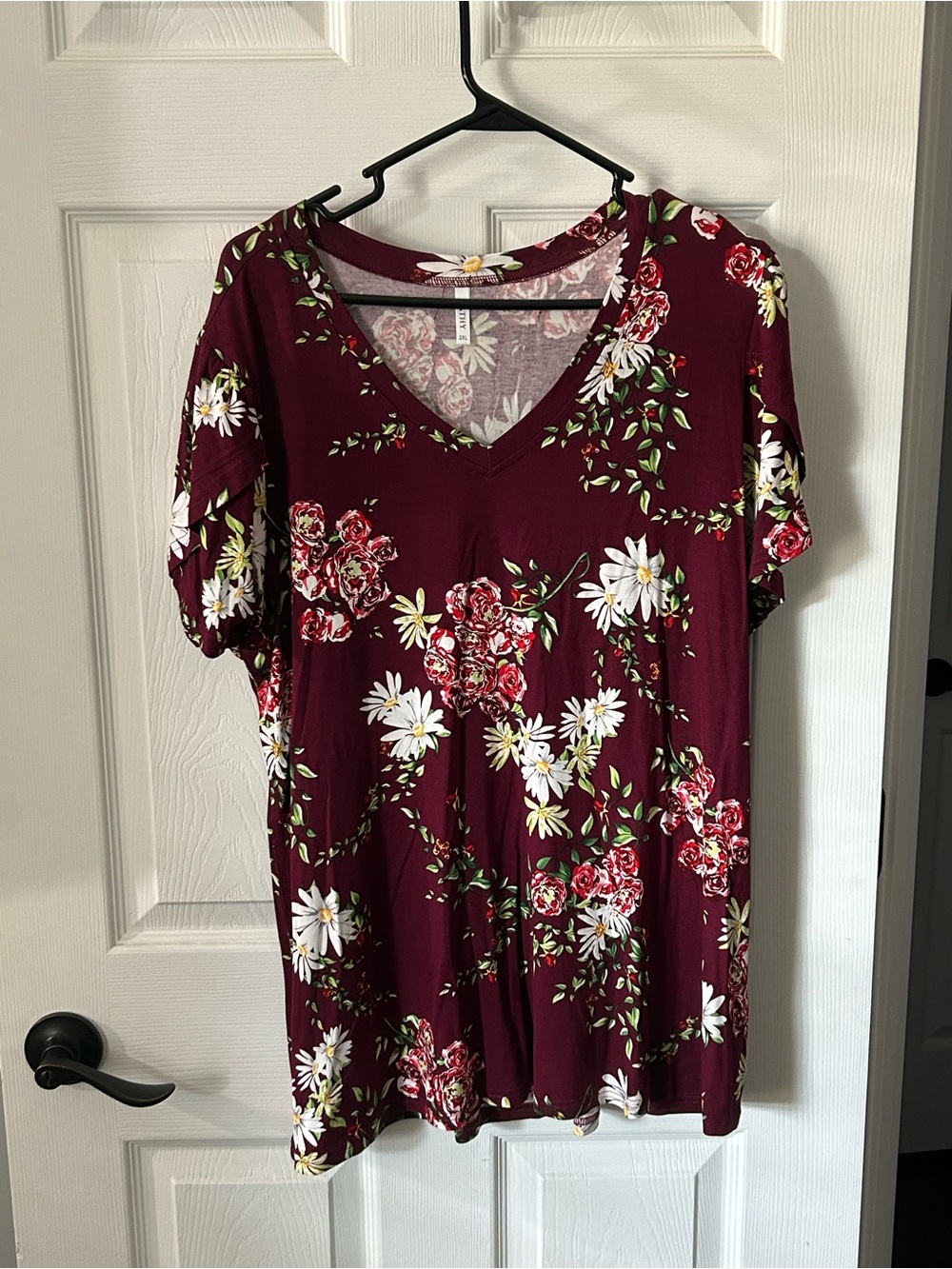 Women’s V-Neck Short Sleeve Floral Tee in Burgundy